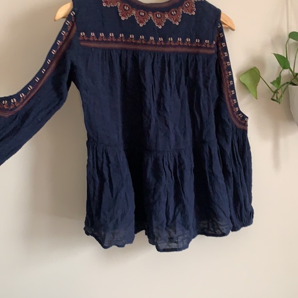 American Eagle cold shoulder detailed blouse. - Picture 5 of 6